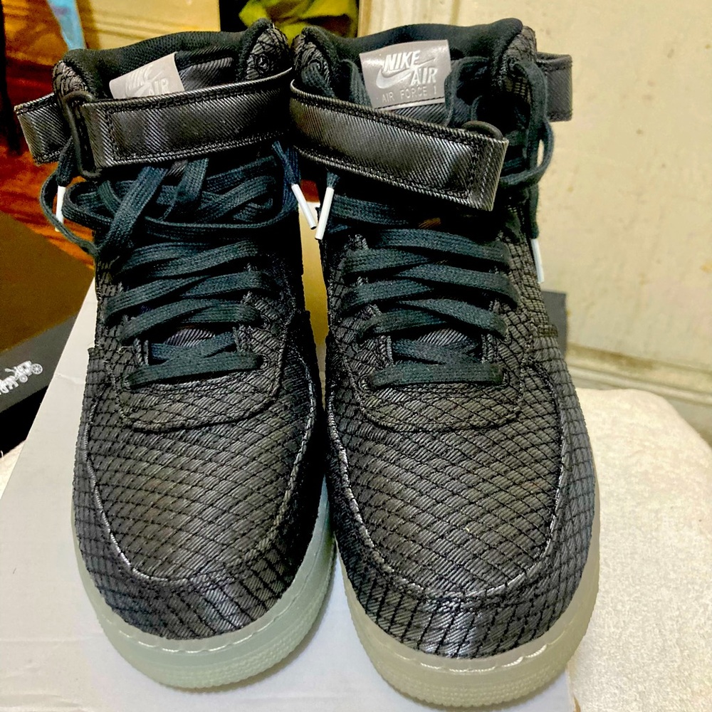 Nike Air Force One mid 07 LV8 size 11 black /. Black-white noir /Blanc/noir